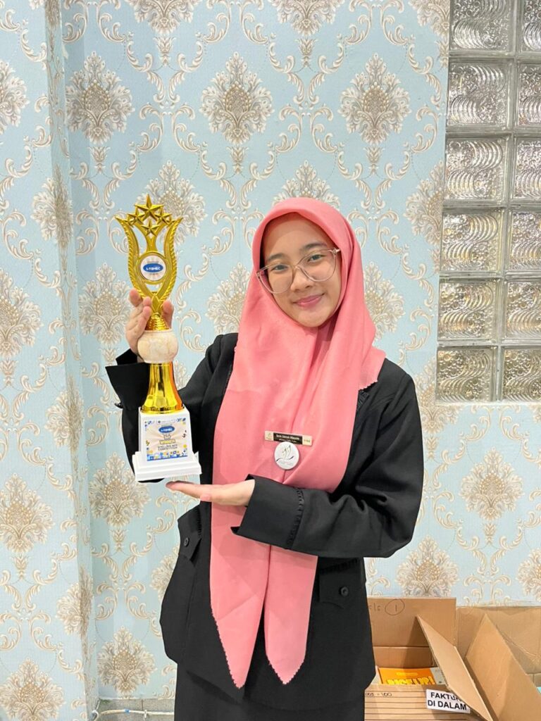 Sarah Sakinah Wijayanto Sebagai Juara 1 Speeling Bee